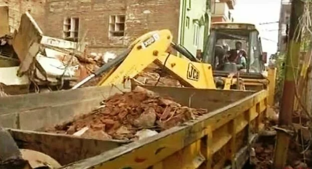 Heavy rains lash Bangalore, Two dead in building collapse