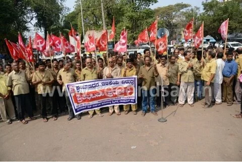 Auto drivers protest against fare cut