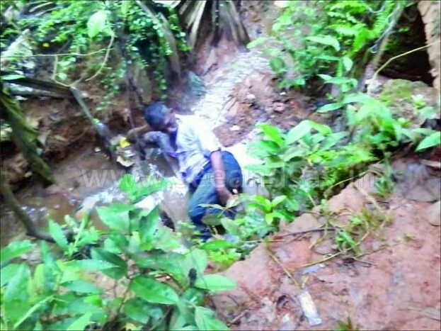 Drunken policeman falls into trench: Colleagues turn their back