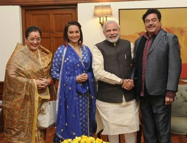 Sonakshi hands the invitation to the PM with parents Shatrughan and Poonam Sinha
