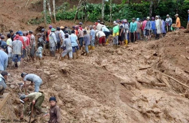 Eight dead, 100 missing in Indonesian landslide