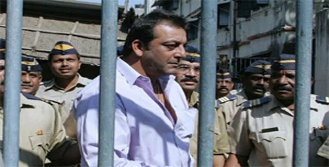 Sanjay Dutt back to Yerwada jail : Furlough ends