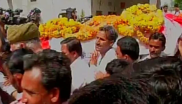 The body of the farmer Gajendra Singh to be cremated today