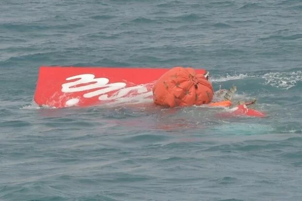 Search team lifts tail of crashed AirAsia Flight QZ8501