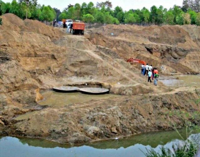 Illegal extraction of sand along Lakshmantirtha continues