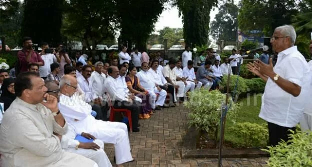 Congress leaders fight infront of Mahatma Gandhi statue in Mangalore