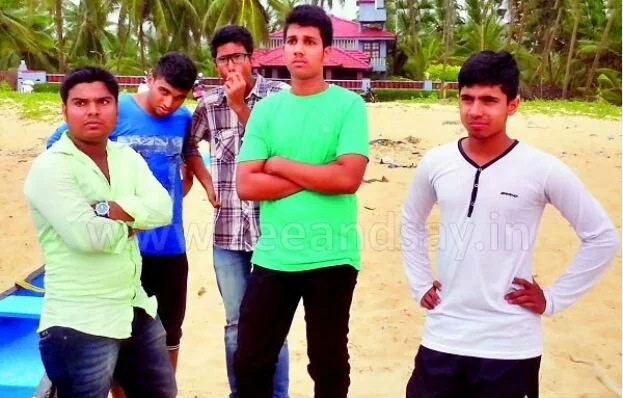 Boys and girls meet in the beach: Locals hand them over to police