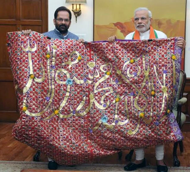 Modi offers chaadar at Ajmer Sharif