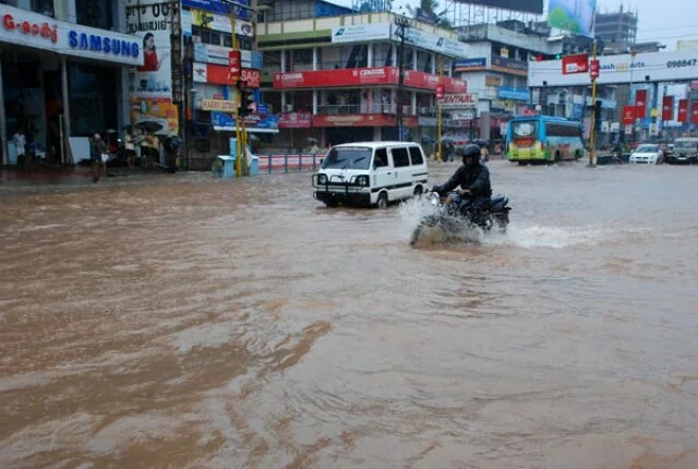 Heavy rain in Kerala, three die of lightning in Tvm