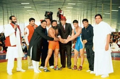 Baba Ramdev Wrestling with Sushil kumar at Patanjali Yogpeeth Haridwar
